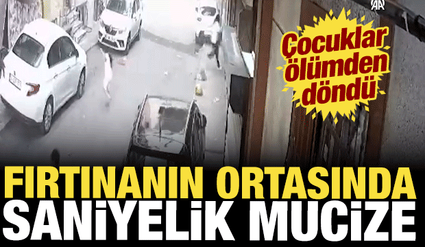 Esenler'de sokakta oynayan &ccedil;ocuklar, u&ccedil;an &ccedil;atının altında kalmaktan son anda kurtuldu