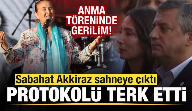 Sabahat Akkiraz sahneye çıktı, Tülay Hatimoğulları protokoldeki yerini terk etti