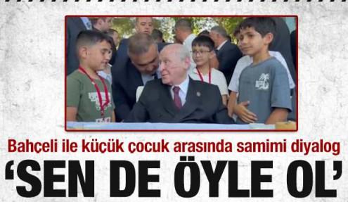 Ahlat’ta Bahçeli ile küçük çocuk arasında samimi diyalog: ‘Sen de öyle ol’