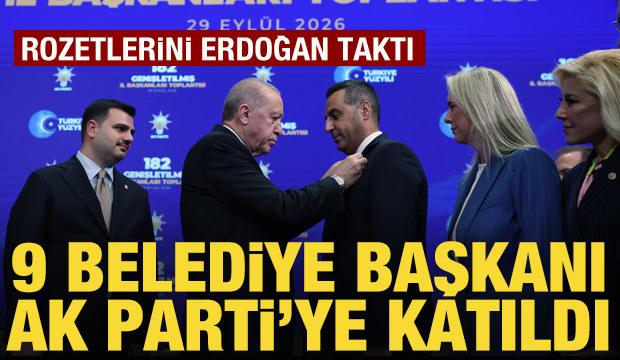 AK Parti'ye katılımlar devam ediyor: Cumhurbaşkanı Erdoğan rozetleri taktı