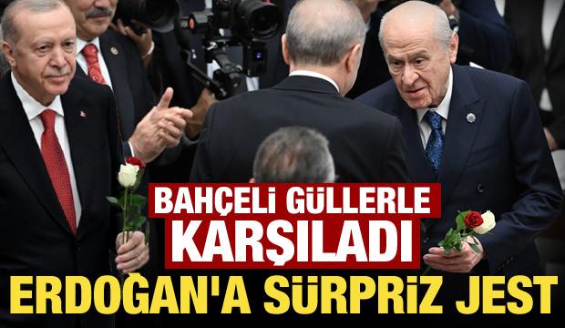 Meclis'te Erdoğan'a sürpriz jest: Bahçeli'den kırmızı-beyaz güller 