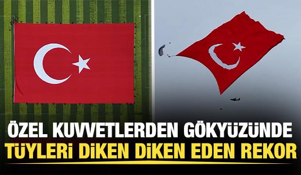 G&ouml;ky&uuml;z&uuml;nde tarihi rekor: TSK&rsquo;dan 3 bin 37 metrekarelik T&uuml;rk bayrağı ile atlayış!