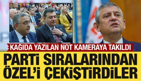 Parti sıralarından Özel'i çekiştirdiler! Kağıda yazılan not kameraya takıldı