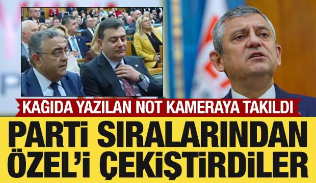 Parti sıralarından Özel'i çekiştirdiler! Kağıda yazılan not kameraya takıldı