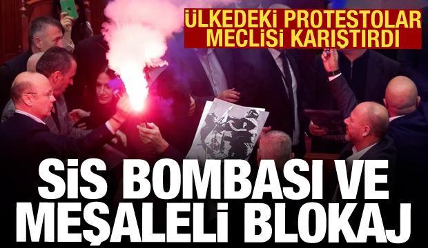 Arnavutluk Meclisinde sis bombalı ve meşaleli blokaj