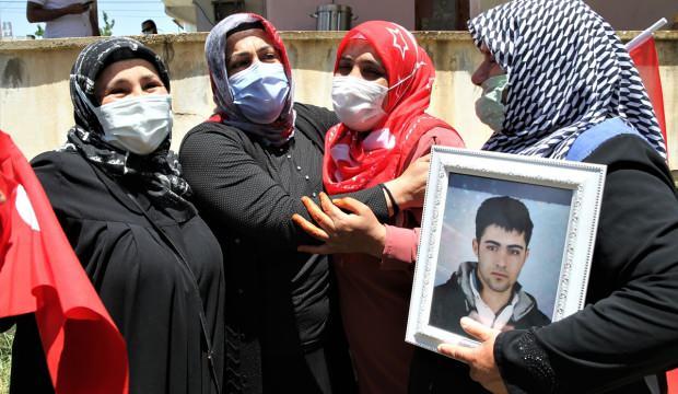 Van'da HDP önünde eylem yapan anne, kızının PKK'dan kaçmasının mutluluğunu yaşıyor - Vimarsana News