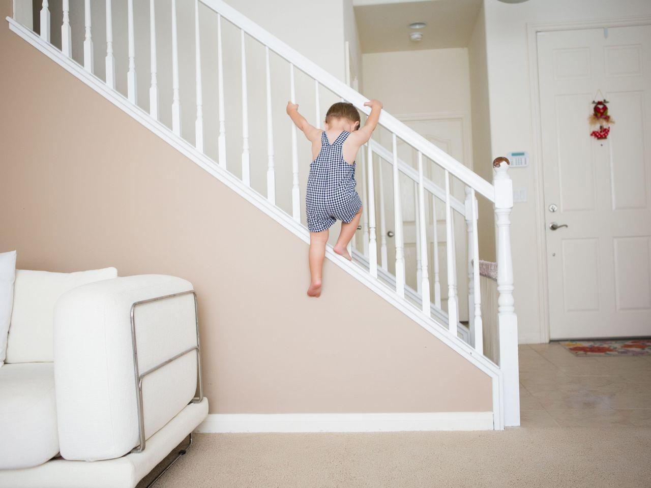Текст из коридора по деревянной лестнице дети. Барашек у лестницы трансформера. Что маленькие детки поднимаются на лестницу. Baby Proofing. Baby Proof.