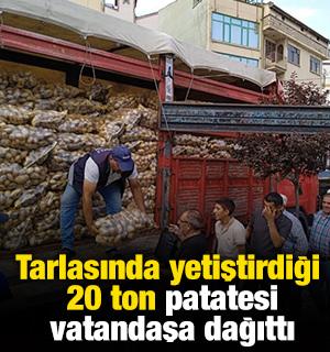 Tarlasında yetiştirdiği 20 ton patatesi vatandaşa dağıttı