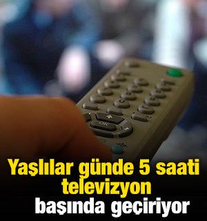 Yaşlılar günde 5 saati televizyon başında geçiriyor