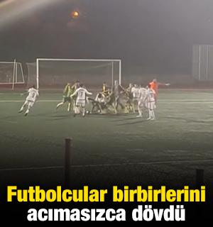 Futbolcular birbirlerini acımasızca dövdü: Kavga saniye saniye kaydedildi