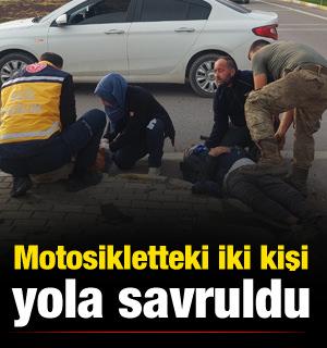 Otomobil ile motosiklet çarpıştı! İki kişi yola savruldu