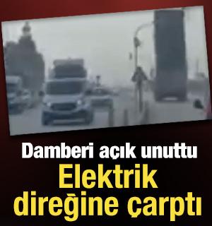 Kamyonun açık kalan damperi, trafik lambasına çarptı
