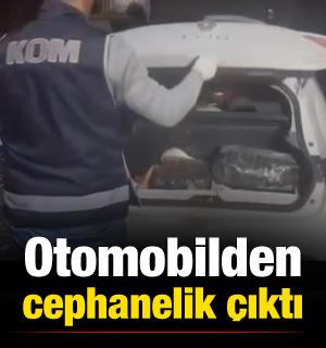 Silah kaçakçılarına darbe! Otomobilden cephanelik çıktı