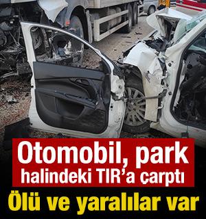 Otomobil, park halindeki TIR'a &ccedil;arptı: 2 &ouml;l&uuml;, 1 yaralı