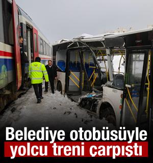 Diyarbakır'da korkun&ccedil; kaza: Yolcu treniyle belediye otob&uuml;s&uuml; &ccedil;arpıştı!