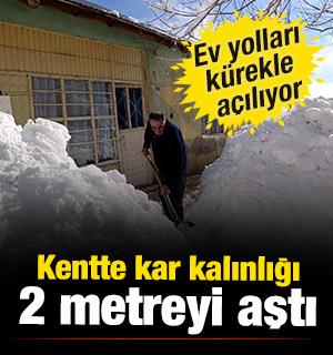 Kentte kar kalınlığı 2 metreyi aştı! K&ouml;yl&uuml;, ev yollarını a&ccedil;mak i&ccedil;in kolları sıvadı 