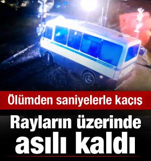Tren rayda kalan dolmuşa &ccedil;arptı, s&uuml;r&uuml;c&uuml; saniyelerle kurtuldu
