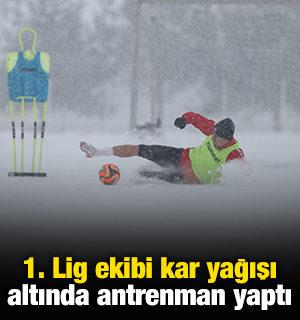 1. Lig ekibi kar yağışı altında antrenman yaptı