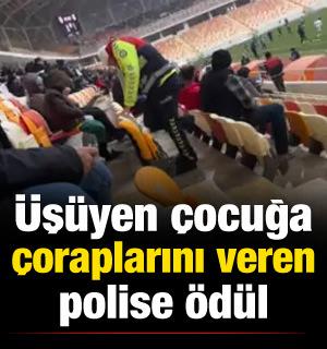 Ma&ccedil;ta &uuml;ş&uuml;yen &ccedil;ocuğa &ccedil;oraplarını vermişti: O polis memuruna &ouml;d&uuml;l