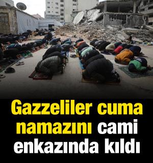 Gazzeliler cami enkazında Cuma namazı kıldı