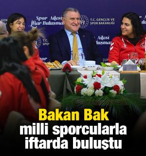 Bakan Bak, milli sporcularla iftarda buluştu