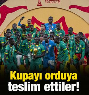 Afrika Kupası'nda kriz b&uuml;y&uuml;yor! Senegal kupayı orduya teslim etti