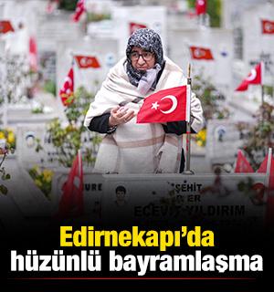 Edirnekapı'da h&uuml;z&uuml;nl&uuml; bayramlaşma: Bize bayram gelmiyor, vatan sağ olsun