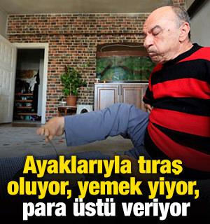 Ayaklarıyla tıraş oluyor, yemek yiyor, para &uuml;st&uuml; veriyor