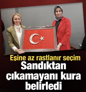 Eşine az rastlanır se&ccedil;im: Sandıktan &ccedil;ıkamayanı kura belirledi