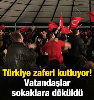 T&uuml;rkiye D&uuml;nya Kupası'nı kutluyor! Vatandaşlar sokağa d&ouml;k&uuml;ld&uuml;