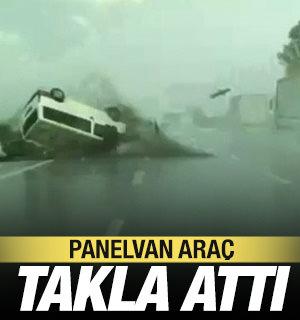 Adana gişelerinde bariyerlere &ccedil;arpan panelvan takla attı