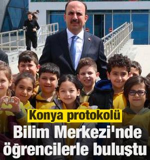 Konya protokol&uuml; Bilim Merkezi'nde &ouml;ğrencilerle buluştu