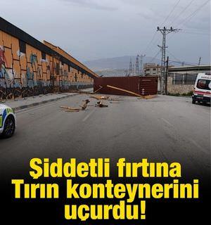 Şiddetli fırtınanın tırda taşınan konteyneri u&ccedil;urduğu anlar kamerada