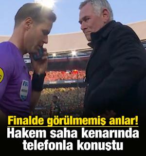 Finalde g&ouml;r&uuml;lmemiş anlar! Hakem saha kenarında telefonla konuştu: Espriler havada u&ccedil;uştu