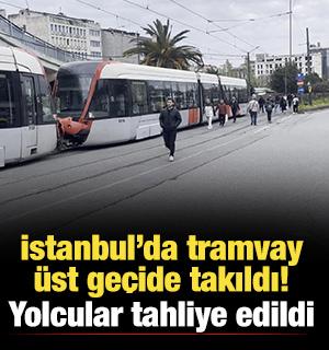 Kabataş-Bağcılar tramvay hattında arıza: &Uuml;st ge&ccedil;ide takıldı!