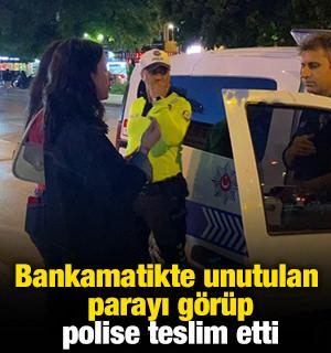 Bankamatikte unutulan parayı g&ouml;r&uuml;p polise teslim etti