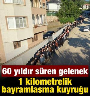 60 yıldır s&uuml;ren gelenek: Bayramlaşmada 1 kilometrelik kuyruk oluştu