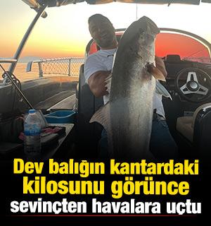 Dev balığın kantardaki kilosunu g&ouml;r&uuml;nce sevin&ccedil;ten havalara u&ccedil;tu 