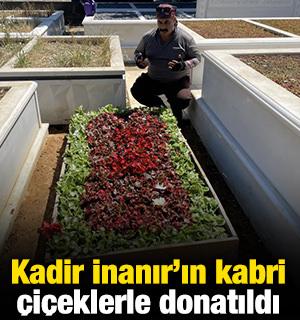 Kadir İnanır&rsquo;ın kabri &ccedil;i&ccedil;eklerle donatıldı