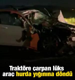 Trakt&ouml;re &ccedil;arpan l&uuml;ksa ra&ccedil; hurda yığınına d&ouml;nd&uuml;