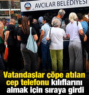 Vatandaşlar &ccedil;&ouml;pe atılan cep telefonu kılıflarını almak i&ccedil;in sıraya girdi