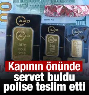 Kapının &ouml;n&uuml;nde servet buldu, polise teslim etti