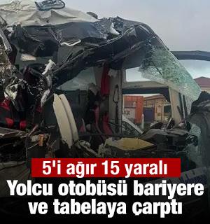 Yolcu otob&uuml;s&uuml; bariyere ve tabelaya &ccedil;arptı: 5'i ağır 15 yaralı