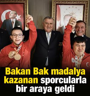 Bakan Bak, madalya kazanan &ouml;zel sporcularla bir araya geldi