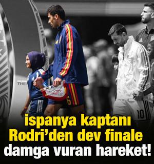 D&uuml;nya Kupası finaline damga vuran an! İspanya kaptanı sahaya baş&ouml;rt&uuml;l&uuml; kızla &ccedil;ıktı