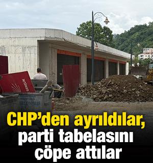 CHP'den ayrıldılar, parti tabelasını &ccedil;&ouml;pe attılar