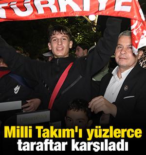 A Milli Futbol Takımı'nı y&uuml;zlerce taraftar karşıladı