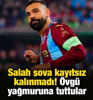Salah şova kayıtsız kalınmadı! &Ouml;vg&uuml; yağmuruna tuttular