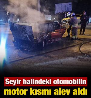 Kavşaktan d&ouml;nen otomobilin motor kısmı alev aldı