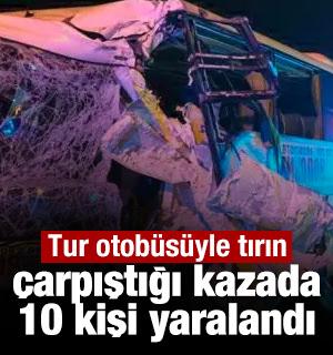Tur otob&uuml;s&uuml;yle tırın &ccedil;arpıştığı kazada 10 kişi yaralandı